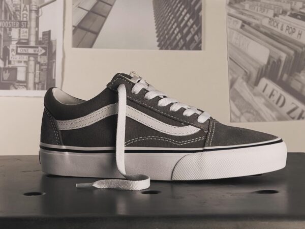 Vans Old Skool: O que você precisa saber sobre o modelo que conquistou a cultura street