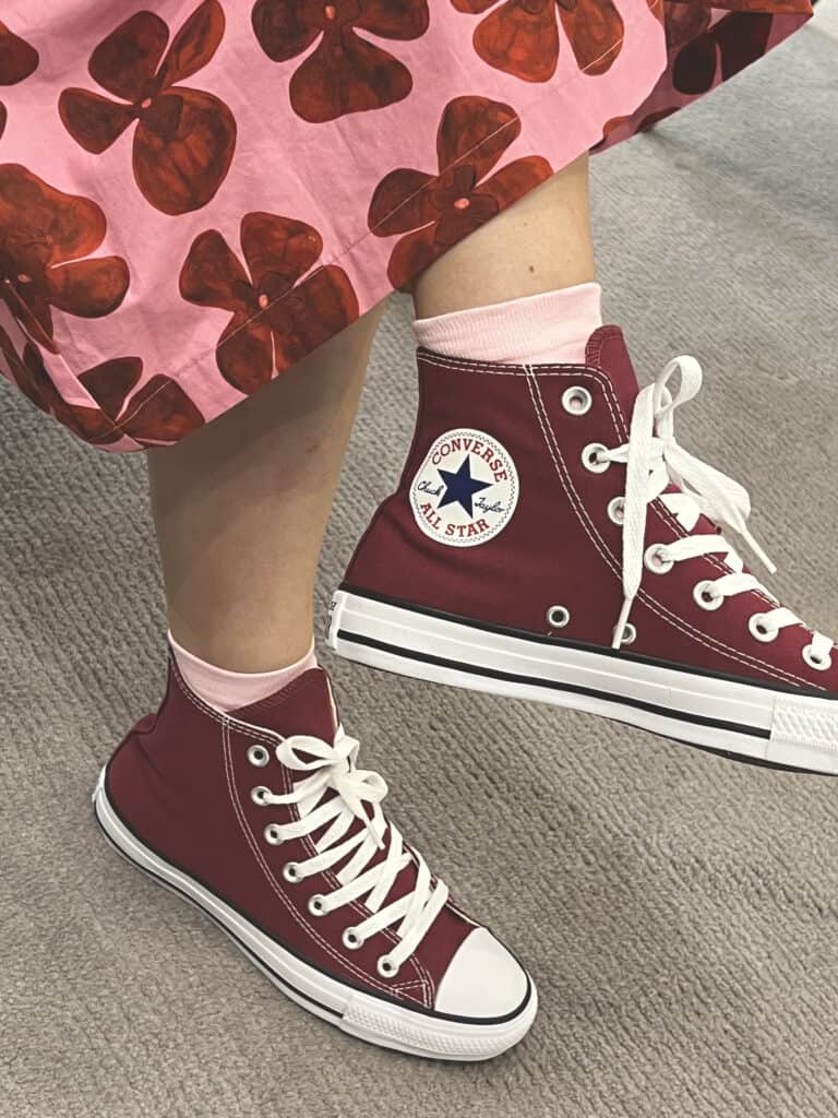 uma pessoa usando all star bordo 