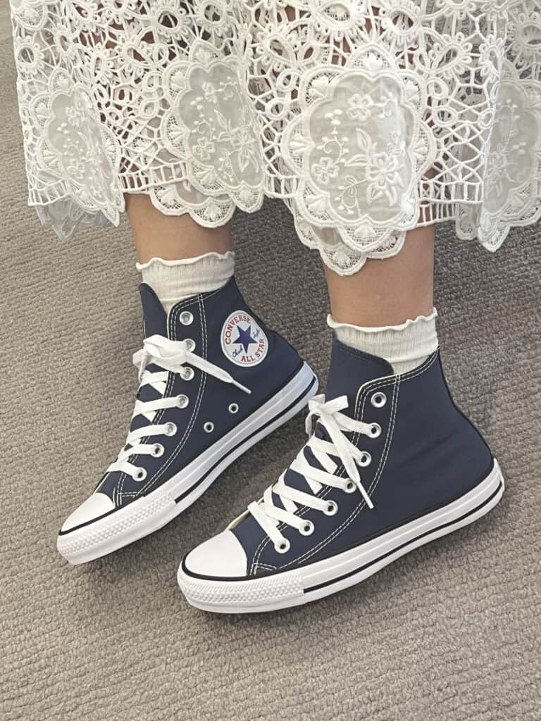 Converse Chuck Taylor All Star marinho com meia rendada branca