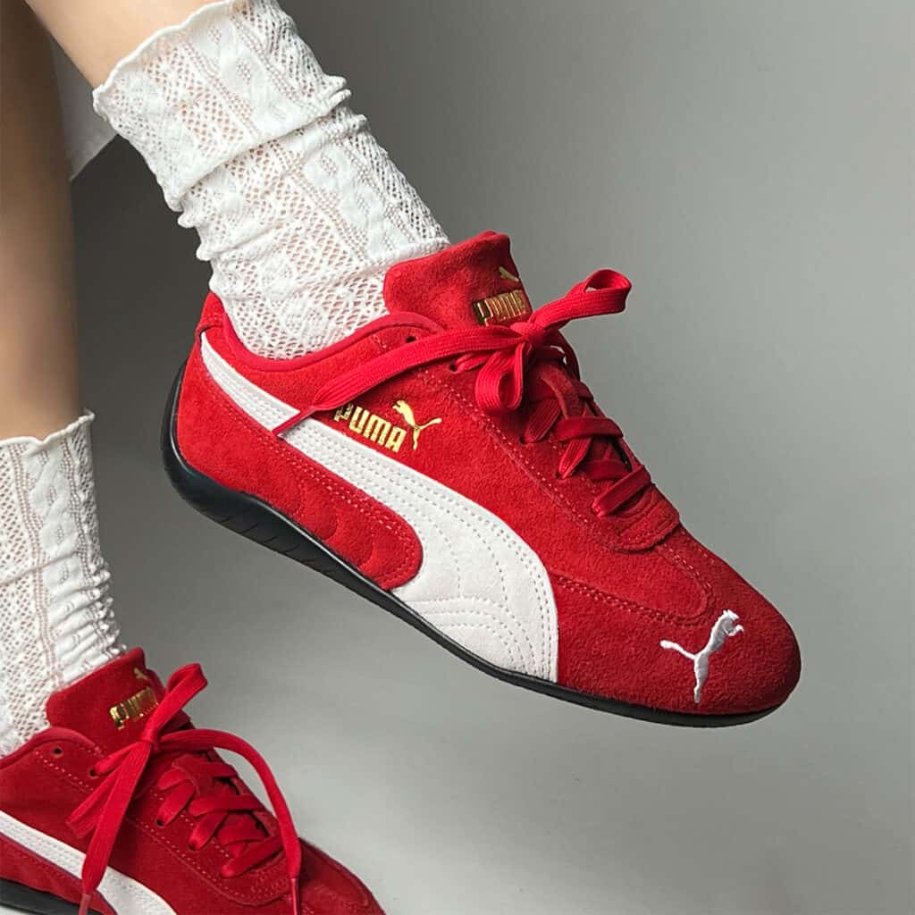 mulher usando puma speedcat