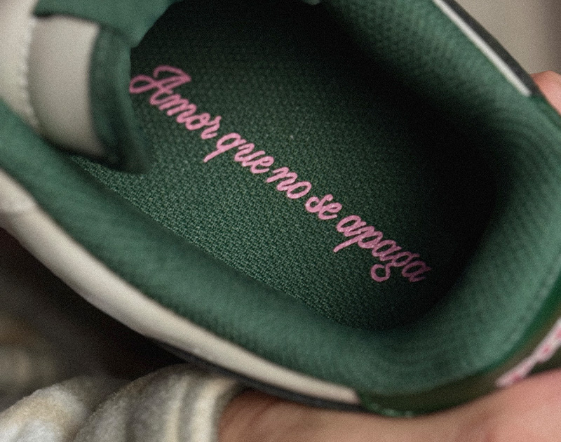 Detalhe do interior do tênis Nike com mensagem de amor.