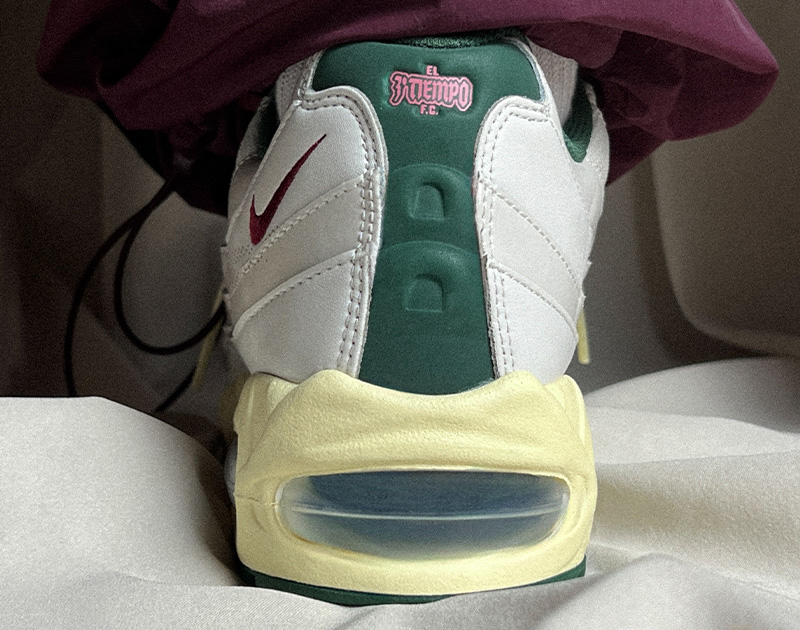 Tênis Nike com detalhes verdes, brancos e amarelos da coleção México.