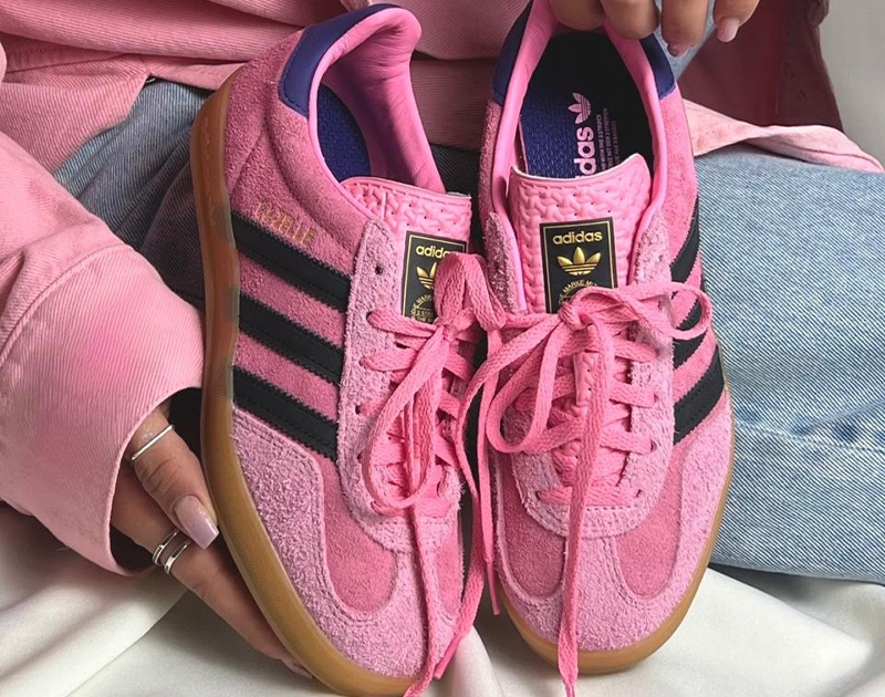 Tênis Adidas Gazelle Indoor rosa com listras pretas e solado caramelo
