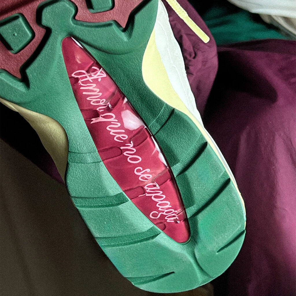 Tênis Nike com detalhes verdes, amarelos e rosa da coleção México.