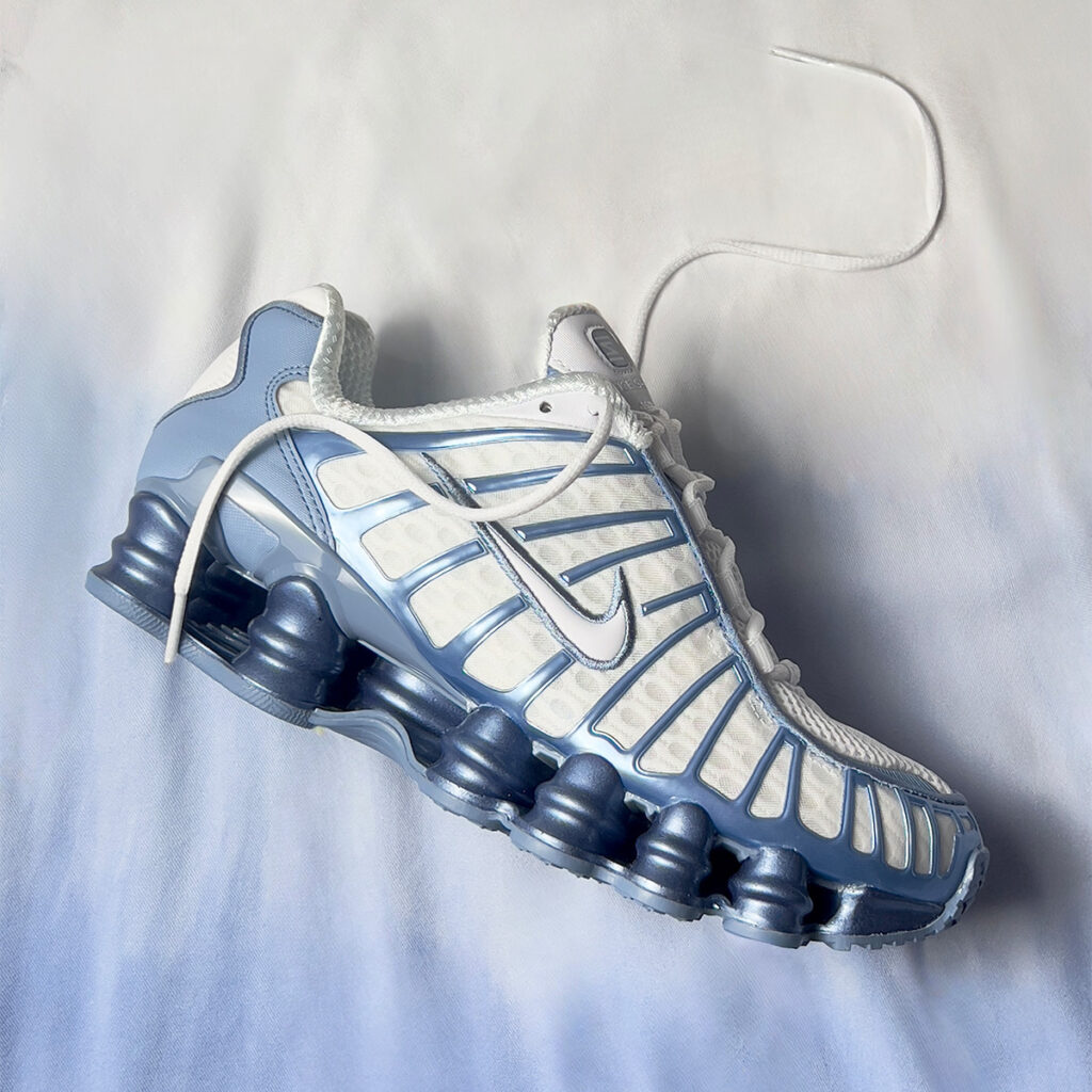 Tênis Nike Shox com design inovador e tecnologia de amortecimento.