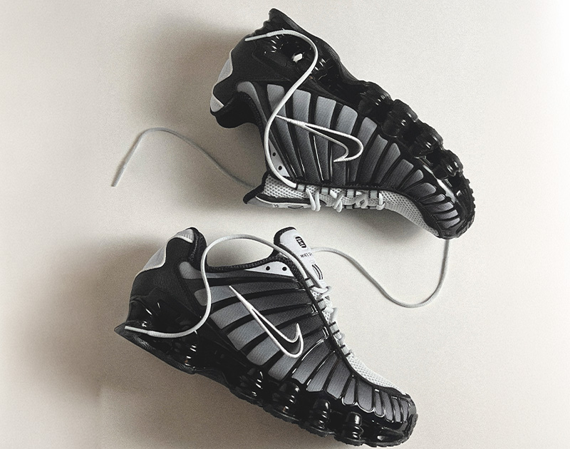 Tênis Nike Shox preto e branco com design inovador.
