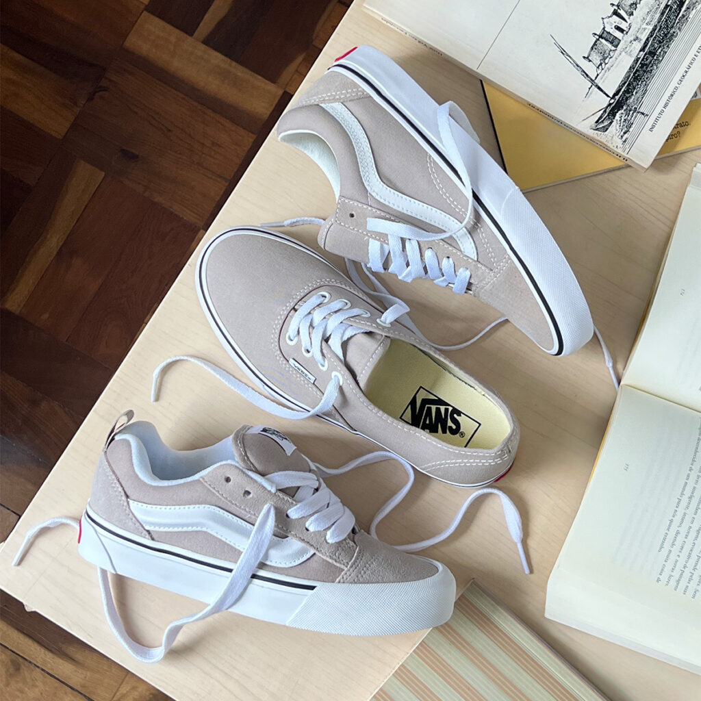 Detalhes do cabedal do tênis Vans Authentic na cor bege com cadarços brancos